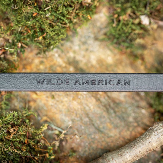 Wilde American Dog Leash Details on grassy ground